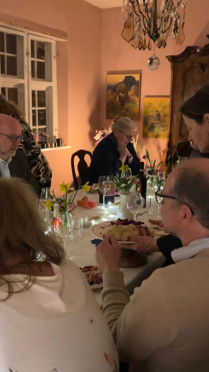 Hyggeligt aftenmåltid med gæster og levende lys
