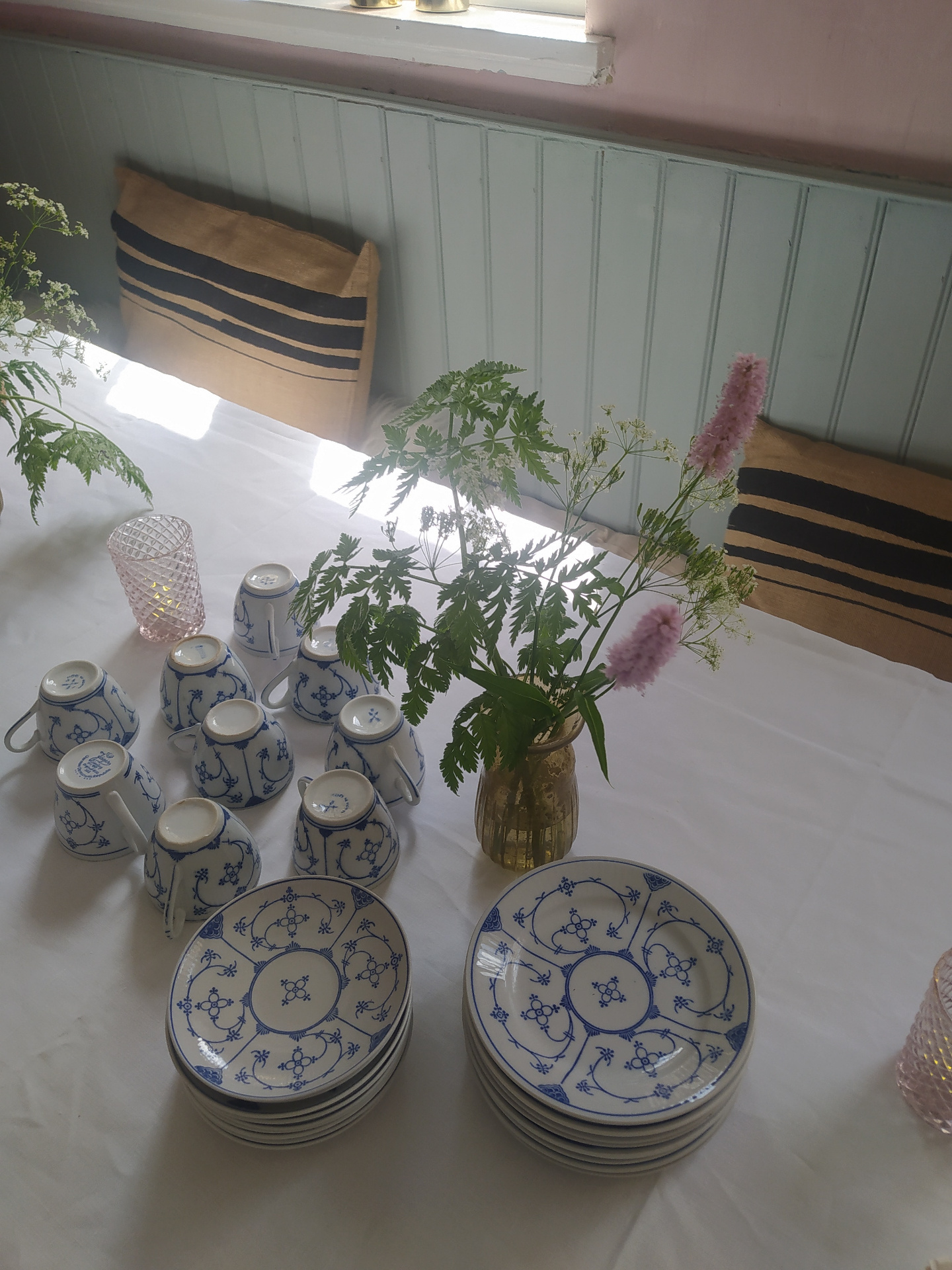 Det fine blå porcelæn med blomster på bordet