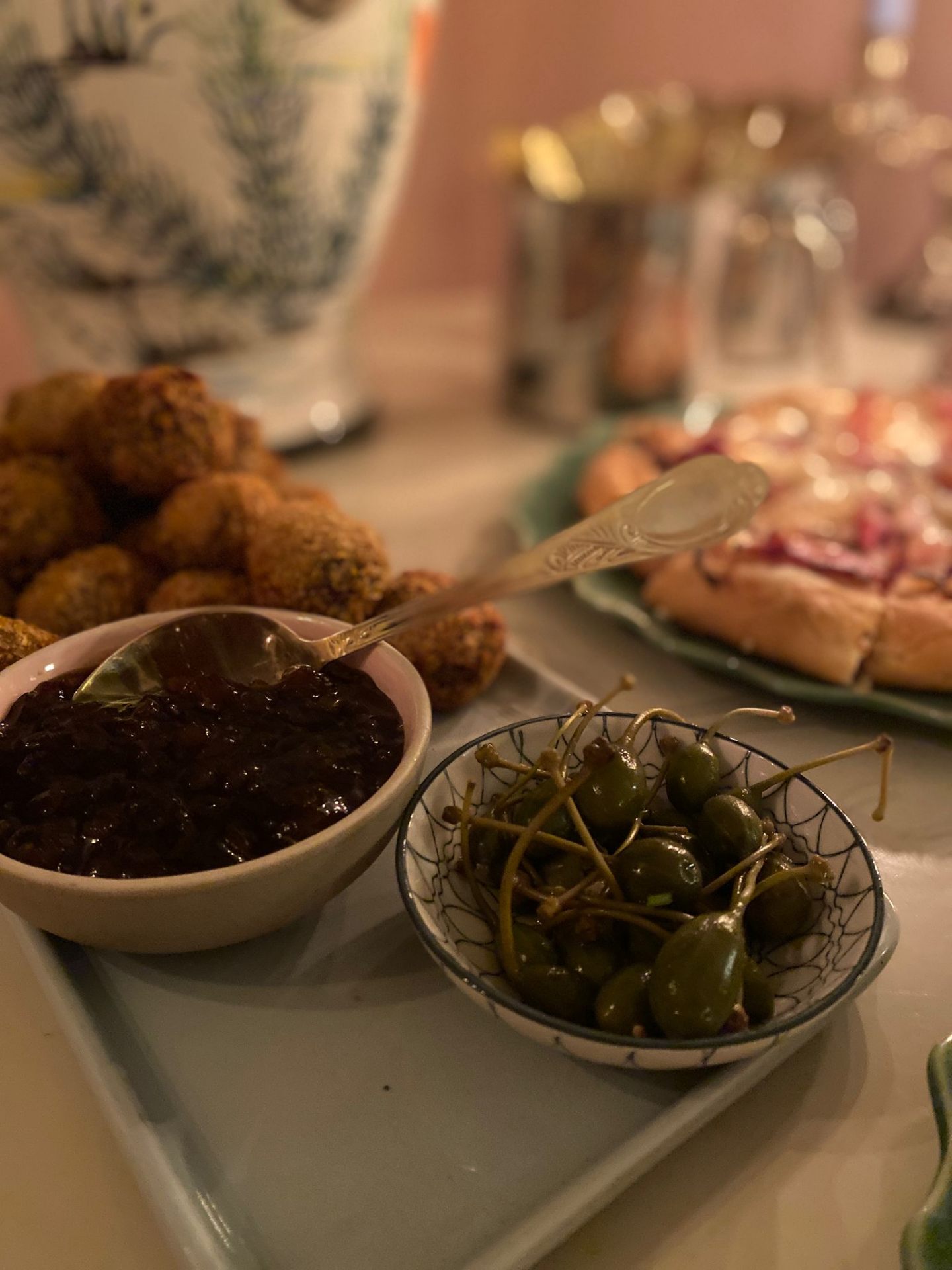 Lækre snacks med oliven og chutney