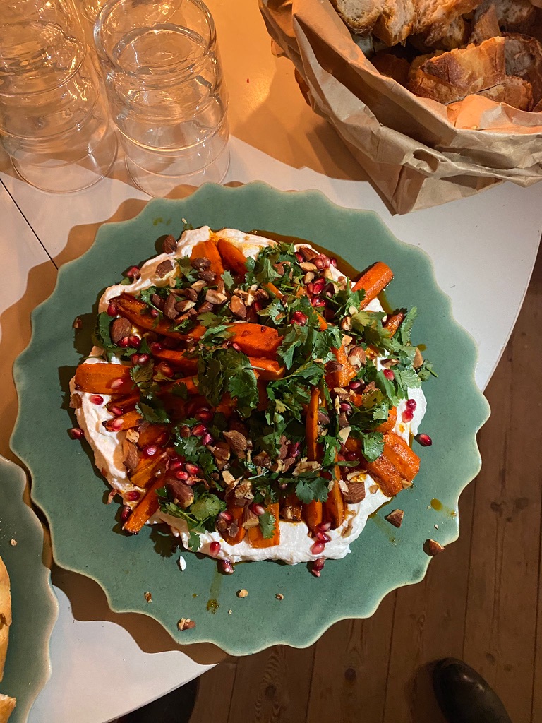 Sæsonens salat med granatæble og ristede mandler