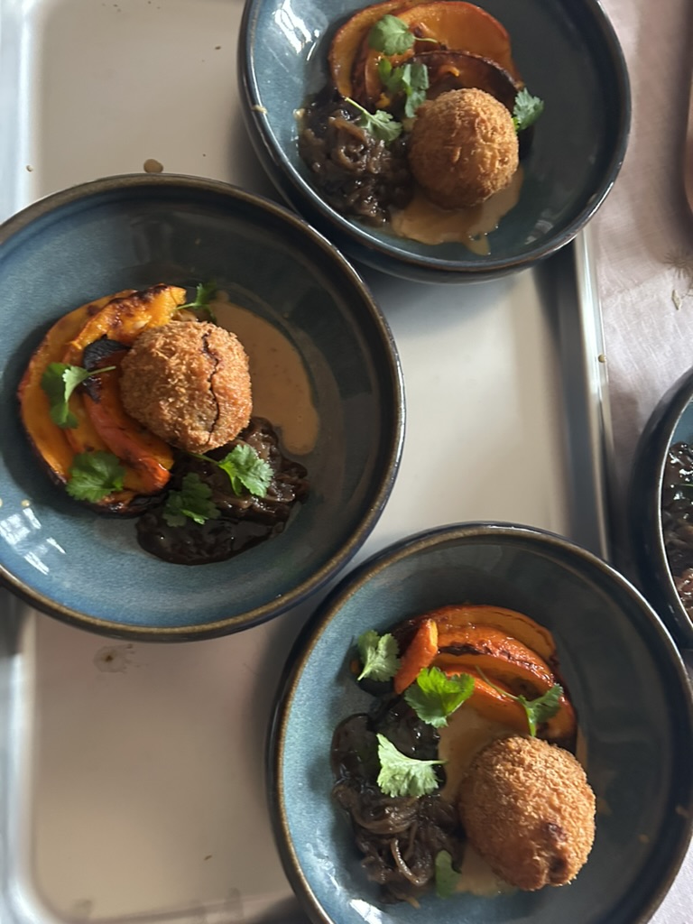 Hovedret med grillet squash og paneret kugle